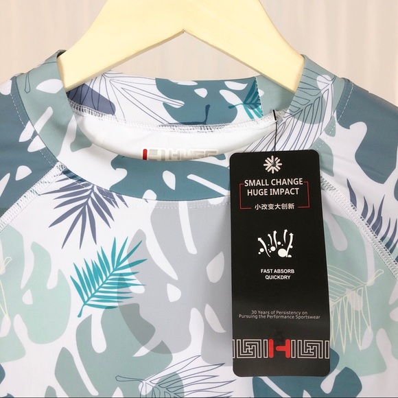 (C-12) Huge Sports Compression Surf Top Medium - Picture 2 of 6